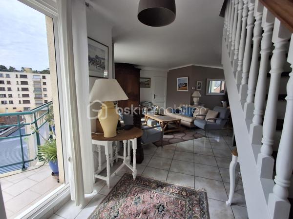 ✨ DIEPPE – DERNIER ÉTAGE | DUPLEX 6 PIÈCES | BALCON PLEIN SUD

Au sein d’une résidence sécurisée avec ascenseur, découvrez ce superbe duplex de 120 m², situé au 4ᵉ et dernier étage.

Dès l’entrée, vous serez séduits par sa luminosité, ses beaux volumes et son excellent état général.

🏡 Le premier niveau propose :
•	une entrée avec rangements,
•	un vaste séjour-salon traversant et baigné de lumière ouvrant sur un balcon exposé plein sud ☀️,
•	une cuisine entièrement aménagée et équipée avec accès à un 2ème balcon,
•	2 chambres,
•	une salle de bains avec douche et baignoire,
•	un WC indépendant.

À l’étage, une agréable pièce palière aménagée en bureau dessert 2 chambres supplémentaires ainsi qu’une salle d’eau avec douche et WC.
Un espace grenier, actuellement aménagé en lingerie et chaufferie, complète ce niveau.

🚗 Les + qui font la différence : 
✔️ 4 chambres
✔️ Dernier étage avec ascenseur
✔️ Terrasse plein sud + balcon
✔️ Appartement en parfait état chauffé individuellement avec une chaudière gaz récente
✔️ Cave spacieuse
✔️ 2 places de stationnement privatives
✔️ Proximité gare, hôpital et commodités

Un bien rare par sa configuration, ses volumes et ses espaces extérieurs, idéal pour des personnes à la recherche de confort, de luminosité et de praticité.

Cécile LECLERC – Conseillère en immobilier
📞 06 89 96 20 74
✉️ c.leclerc@bskimmobilier.com