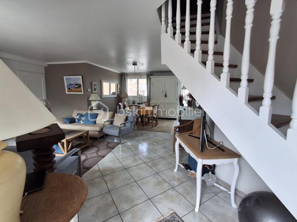 ✨ DIEPPE – DERNIER ÉTAGE | DUPLEX 6 PIÈCES | BALCON PLEIN SUD

Au sein d’une résidence sécurisée avec ascenseur, découvrez ce superbe duplex de 120 m², situé au 4ᵉ et dernier étage.

Dès l’entrée, vous serez séduits par sa luminosité, ses beaux volumes et son excellent état général.

🏡 Le premier niveau propose :
•	une entrée avec rangements,
•	un vaste séjour-salon traversant et baigné de lumière ouvrant sur un balcon exposé plein sud ☀️,
•	une cuisine entièrement aménagée et équipée avec accès à un 2ème balcon,
•	2 chambres,
•	une salle de bains avec douche et baignoire,
•	un WC indépendant.

À l’étage, une agréable pièce palière aménagée en bureau dessert 2 chambres supplémentaires ainsi qu’une salle d’eau avec douche et WC.
Un espace grenier, actuellement aménagé en lingerie et chaufferie, complète ce niveau.

🚗 Les + qui font la différence : 
✔️ 4 chambres
✔️ Dernier étage avec ascenseur
✔️ Terrasse plein sud + balcon
✔️ Appartement en parfait état chauffé individuellement avec une chaudière gaz récente
✔️ Cave spacieuse
✔️ 2 places de stationnement privatives
✔️ Proximité gare, hôpital et commodités

Un bien rare par sa configuration, ses volumes et ses espaces extérieurs, idéal pour des personnes à la recherche de confort, de luminosité et de praticité.

Cécile LECLERC – Conseillère en immobilier
📞 06 89 96 20 74
✉️ c.leclerc@bskimmobilier.com