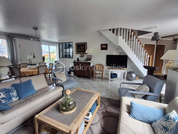 ✨ DIEPPE – DERNIER ÉTAGE | DUPLEX 6 PIÈCES | BALCON PLEIN SUD

Au sein d’une résidence sécurisée avec ascenseur, découvrez ce superbe duplex de 120 m², situé au 4ᵉ et dernier étage.

Dès l’entrée, vous serez séduits par sa luminosité, ses beaux volumes et son excellent état général.

🏡 Le premier niveau propose :
•	une entrée avec rangements,
•	un vaste séjour-salon traversant et baigné de lumière ouvrant sur un balcon exposé plein sud ☀️,
•	une cuisine entièrement aménagée et équipée avec accès à un 2ème balcon,
•	2 chambres,
•	une salle de bains avec douche et baignoire,
•	un WC indépendant.

À l’étage, une agréable pièce palière aménagée en bureau dessert 2 chambres supplémentaires ainsi qu’une salle d’eau avec douche et WC.
Un espace grenier, actuellement aménagé en lingerie et chaufferie, complète ce niveau.

🚗 Les + qui font la différence : 
✔️ 4 chambres
✔️ Dernier étage avec ascenseur
✔️ Terrasse plein sud + balcon
✔️ Appartement en parfait état chauffé individuellement avec une chaudière gaz récente
✔️ Cave spacieuse
✔️ 2 places de stationnement privatives
✔️ Proximité gare, hôpital et commodités

Un bien rare par sa configuration, ses volumes et ses espaces extérieurs, idéal pour des personnes à la recherche de confort, de luminosité et de praticité.

Cécile LECLERC – Conseillère en immobilier
📞 06 89 96 20 74
✉️ c.leclerc@bskimmobilier.com