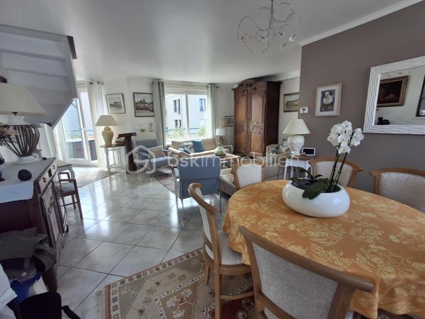 ✨ DIEPPE – DERNIER ÉTAGE | DUPLEX 6 PIÈCES | BALCON PLEIN SUD

Au sein d’une résidence sécurisée avec ascenseur, découvrez ce superbe duplex de 120 m², situé au 4ᵉ et dernier étage.

Dès l’entrée, vous serez séduits par sa luminosité, ses beaux volumes et son excellent état général.

🏡 Le premier niveau propose :
•	une entrée avec rangements,
•	un vaste séjour-salon traversant et baigné de lumière ouvrant sur un balcon exposé plein sud ☀️,
•	une cuisine entièrement aménagée et équipée avec accès à un 2ème balcon,
•	2 chambres,
•	une salle de bains avec douche et baignoire,
•	un WC indépendant.

À l’étage, une agréable pièce palière aménagée en bureau dessert 2 chambres supplémentaires ainsi qu’une salle d’eau avec douche et WC.
Un espace grenier, actuellement aménagé en lingerie et chaufferie, complète ce niveau.

🚗 Les + qui font la différence : 
✔️ 4 chambres
✔️ Dernier étage avec ascenseur
✔️ Terrasse plein sud + balcon
✔️ Appartement en parfait état chauffé individuellement avec une chaudière gaz récente
✔️ Cave spacieuse
✔️ 2 places de stationnement privatives
✔️ Proximité gare, hôpital et commodités

Un bien rare par sa configuration, ses volumes et ses espaces extérieurs, idéal pour des personnes à la recherche de confort, de luminosité et de praticité.

Cécile LECLERC – Conseillère en immobilier
📞 06 89 96 20 74
✉️ c.leclerc@bskimmobilier.com