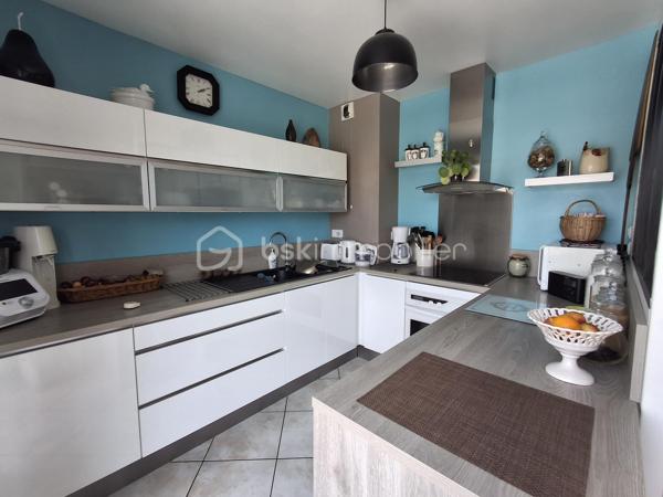 ✨ DIEPPE – DERNIER ÉTAGE | DUPLEX 6 PIÈCES | BALCON PLEIN SUD

Au sein d’une résidence sécurisée avec ascenseur, découvrez ce superbe duplex de 120 m², situé au 4ᵉ et dernier étage.

Dès l’entrée, vous serez séduits par sa luminosité, ses beaux volumes et son excellent état général.

🏡 Le premier niveau propose :
•	une entrée avec rangements,
•	un vaste séjour-salon traversant et baigné de lumière ouvrant sur un balcon exposé plein sud ☀️,
•	une cuisine entièrement aménagée et équipée avec accès à un 2ème balcon,
•	2 chambres,
•	une salle de bains avec douche et baignoire,
•	un WC indépendant.

À l’étage, une agréable pièce palière aménagée en bureau dessert 2 chambres supplémentaires ainsi qu’une salle d’eau avec douche et WC.
Un espace grenier, actuellement aménagé en lingerie et chaufferie, complète ce niveau.

🚗 Les + qui font la différence : 
✔️ 4 chambres
✔️ Dernier étage avec ascenseur
✔️ Terrasse plein sud + balcon
✔️ Appartement en parfait état chauffé individuellement avec une chaudière gaz récente
✔️ Cave spacieuse
✔️ 2 places de stationnement privatives
✔️ Proximité gare, hôpital et commodités

Un bien rare par sa configuration, ses volumes et ses espaces extérieurs, idéal pour des personnes à la recherche de confort, de luminosité et de praticité.

Cécile LECLERC – Conseillère en immobilier
📞 06 89 96 20 74
✉️ c.leclerc@bskimmobilier.com