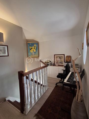 ✨ DIEPPE – DERNIER ÉTAGE | DUPLEX 6 PIÈCES | BALCON PLEIN SUD

Au sein d’une résidence sécurisée avec ascenseur, découvrez ce superbe duplex de 120 m², situé au 4ᵉ et dernier étage.

Dès l’entrée, vous serez séduits par sa luminosité, ses beaux volumes et son excellent état général.

🏡 Le premier niveau propose :
•	une entrée avec rangements,
•	un vaste séjour-salon traversant et baigné de lumière ouvrant sur un balcon exposé plein sud ☀️,
•	une cuisine entièrement aménagée et équipée avec accès à un 2ème balcon,
•	2 chambres,
•	une salle de bains avec douche et baignoire,
•	un WC indépendant.

À l’étage, une agréable pièce palière aménagée en bureau dessert 2 chambres supplémentaires ainsi qu’une salle d’eau avec douche et WC.
Un espace grenier, actuellement aménagé en lingerie et chaufferie, complète ce niveau.

🚗 Les + qui font la différence : 
✔️ 4 chambres
✔️ Dernier étage avec ascenseur
✔️ Terrasse plein sud + balcon
✔️ Appartement en parfait état chauffé individuellement avec une chaudière gaz récente
✔️ Cave spacieuse
✔️ 2 places de stationnement privatives
✔️ Proximité gare, hôpital et commodités

Un bien rare par sa configuration, ses volumes et ses espaces extérieurs, idéal pour des personnes à la recherche de confort, de luminosité et de praticité.

Cécile LECLERC – Conseillère en immobilier
📞 06 89 96 20 74
✉️ c.leclerc@bskimmobilier.com