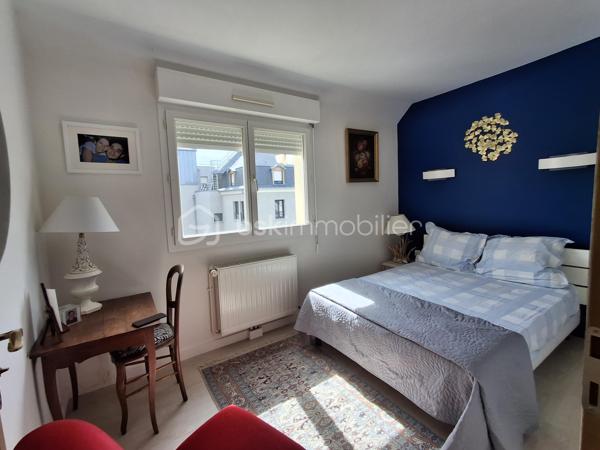 ✨ DIEPPE – DERNIER ÉTAGE | DUPLEX 6 PIÈCES | BALCON PLEIN SUD

Au sein d’une résidence sécurisée avec ascenseur, découvrez ce superbe duplex de 120 m², situé au 4ᵉ et dernier étage.

Dès l’entrée, vous serez séduits par sa luminosité, ses beaux volumes et son excellent état général.

🏡 Le premier niveau propose :
•	une entrée avec rangements,
•	un vaste séjour-salon traversant et baigné de lumière ouvrant sur un balcon exposé plein sud ☀️,
•	une cuisine entièrement aménagée et équipée avec accès à un 2ème balcon,
•	2 chambres,
•	une salle de bains avec douche et baignoire,
•	un WC indépendant.

À l’étage, une agréable pièce palière aménagée en bureau dessert 2 chambres supplémentaires ainsi qu’une salle d’eau avec douche et WC.
Un espace grenier, actuellement aménagé en lingerie et chaufferie, complète ce niveau.

🚗 Les + qui font la différence : 
✔️ 4 chambres
✔️ Dernier étage avec ascenseur
✔️ Terrasse plein sud + balcon
✔️ Appartement en parfait état chauffé individuellement avec une chaudière gaz récente
✔️ Cave spacieuse
✔️ 2 places de stationnement privatives
✔️ Proximité gare, hôpital et commodités

Un bien rare par sa configuration, ses volumes et ses espaces extérieurs, idéal pour des personnes à la recherche de confort, de luminosité et de praticité.

Cécile LECLERC – Conseillère en immobilier
📞 06 89 96 20 74
✉️ c.leclerc@bskimmobilier.com