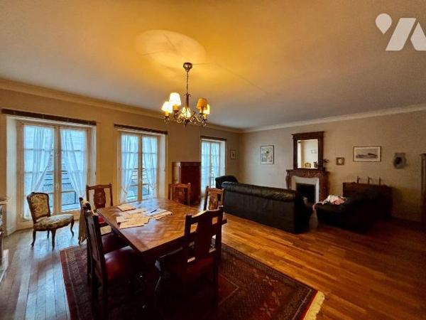 RENNES CENTRE-VILLE - APPARTEMENT TYPE 4 AU DERNIER ÉTAGE AVEC ASCENSEUR-
Venez découvrir cet ...