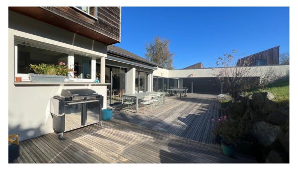 Maison familiale avec piscine intérieure