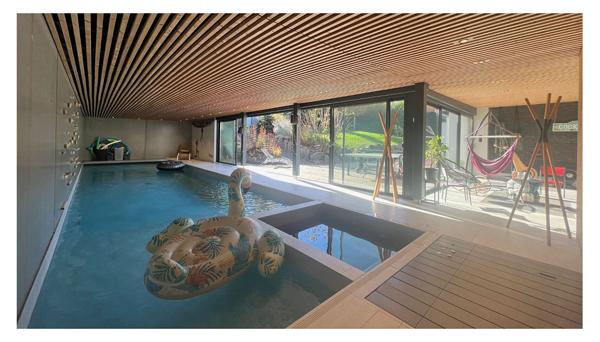 Maison familiale avec piscine intérieure