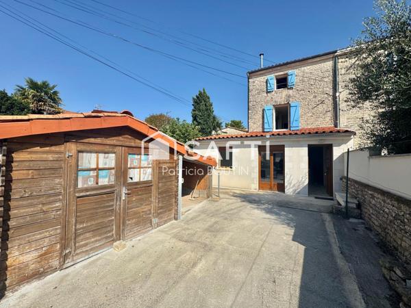 MAISON EN PIERRE 2 CHAMBRES ET COUR A NIORT !