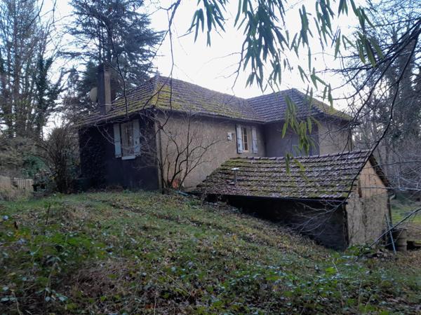 MAISON EN PIERRE AVEC TERRAIN BOISE BORDE D UN RUISSEAU