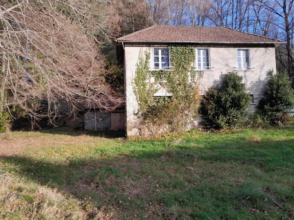 MAISON EN PIERRE AVEC TERRAIN BOISE BORDE D UN RUISSEAU
