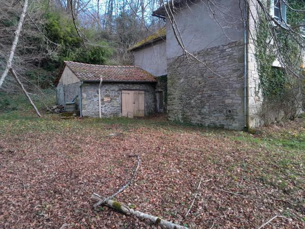 MAISON EN PIERRE AVEC TERRAIN BOISE BORDE D UN RUISSEAU