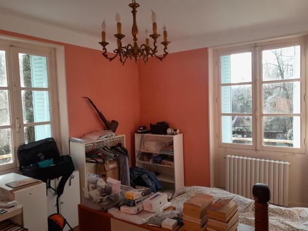 MAISON EN PIERRE AVEC TERRAIN BOISE BORDE D UN RUISSEAU