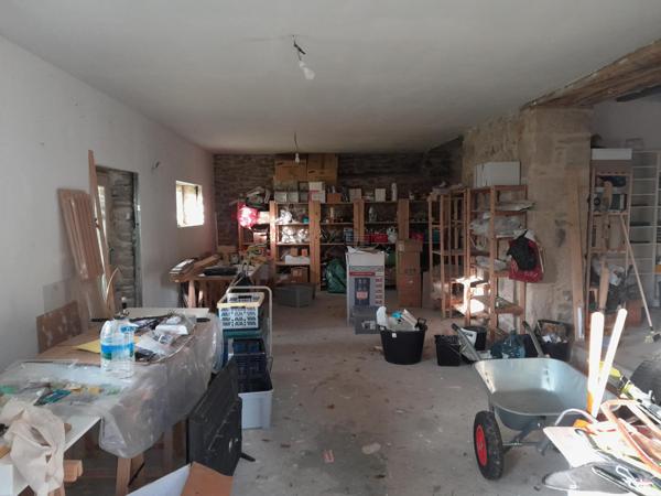 MAISON EN PIERRE AVEC TERRAIN BOISE BORDE D UN RUISSEAU