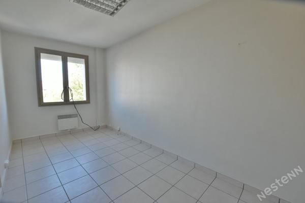 Rare à Bergerac : local commercial + appartement 4 chambres avec garage et extérieur !