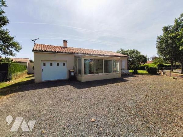 Bignoux, au calme d'une impasse, Maison construite en 2005 d'environ 67 m² offrant: une cuisine...