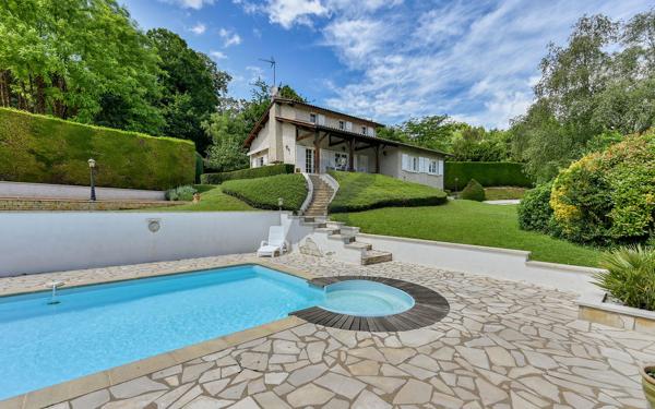 Saint-Cyr – Maison avec Vue Exceptionnelle, Piscine et Terrain de 1 800 m²
