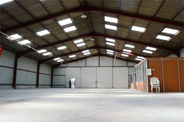 Dpt Nord (59), à louer CANTAING SUR ESCAUT Bâtiment 600 m² - Plain pied - Parking 1100 m² clos