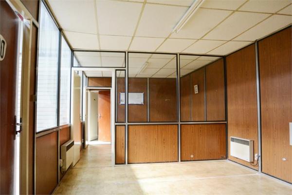 Dpt Nord (59), à louer CANTAING SUR ESCAUT Bâtiment 600 m² - Plain pied - Parking 1100 m² clos