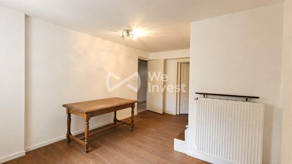 Maison mitoyenne située en coeur de village à Deville