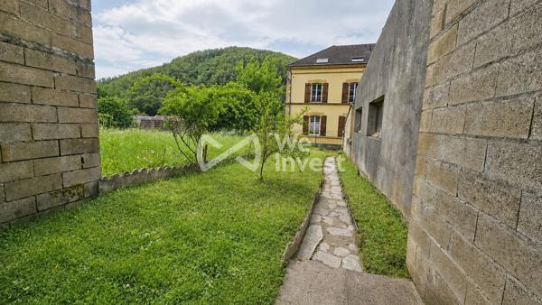Maison mitoyenne située en coeur de village à Deville
