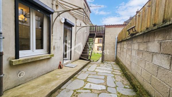 Maison mitoyenne située en coeur de village à Deville