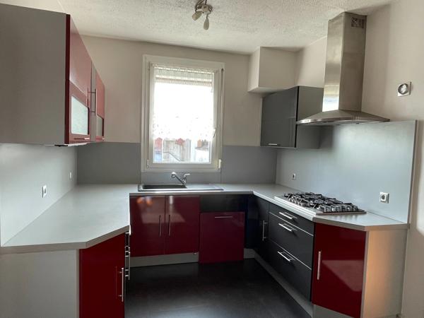 MAISON DE VILLE AVEC JARDIN, GARAGE ET DEPENDANCES