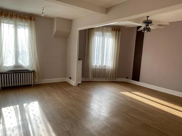 MAISON DE VILLE AVEC JARDIN, GARAGE ET DEPENDANCES