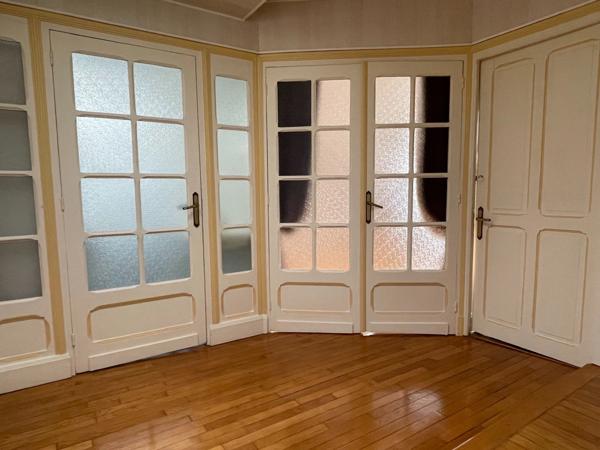 MAISON DE VILLE AVEC JARDIN, GARAGE ET DEPENDANCES