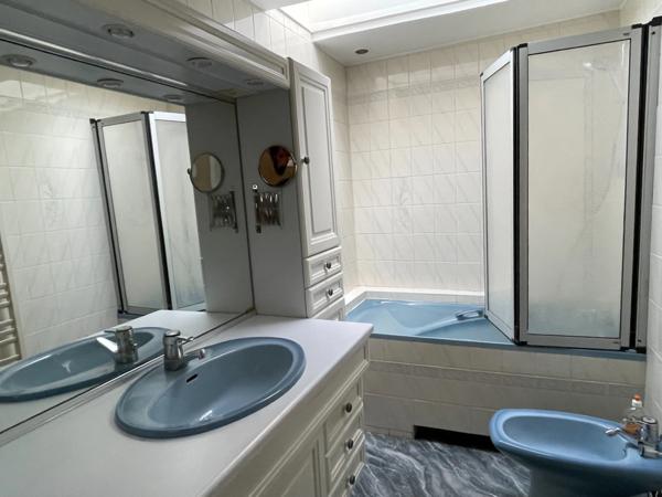 MAISON DE VILLE AVEC JARDIN, GARAGE ET DEPENDANCES