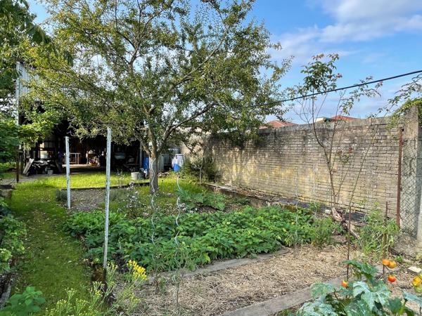 MAISON DE VILLE AVEC JARDIN, GARAGE ET DEPENDANCES