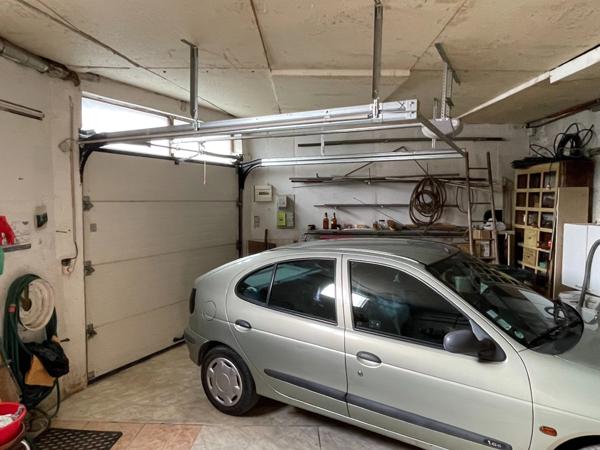 MAISON DE VILLE AVEC JARDIN, GARAGE ET DEPENDANCES