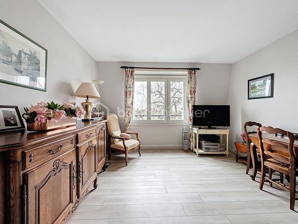 À la recherche d'un appartement familial, bien agencé et offrant de nombreux rangements ?

Situé au dernier étage, cet appartement traversant de près de 76 m² séduira les familles à la recherche d'un logement fonctionnel et bien pensé.

Il se compose d'une entrée, d'un séjour lumineux, d'une cuisine indépendante avec son espace buanderie/cellier, de trois chambres, d'un dressing, d'une salle d'eau ainsi que de WC séparés.

Vous profiterez également d'une cave et d'une place de parking privative, de véritables atouts au quotidien, sans oublier ses nombreux espaces de rangement qui facilitent la vie de toute la famille.

Quelques travaux de rafraîchissement permettront de révéler tout le potentiel de cet appartement, dont plusieurs pièces ont déjà été modernisées.

Implanté dans un environnement pratique, à proximité des écoles, des commerces, des transports et des principaux axes, il représente une belle opportunité pour celles et ceux qui recherchent un appartement fonctionnel, lumineux et offrant un beau potentiel.

N'hésitez pas à me contacter pour plus d'informations ou pour organiser une visite.
