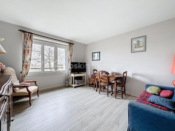 À la recherche d'un appartement familial, bien agencé et offrant de nombreux rangements ?

Situé au dernier étage, cet appartement traversant de près de 76 m² séduira les familles à la recherche d'un logement fonctionnel et bien pensé.

Il se compose d'une entrée, d'un séjour lumineux, d'une cuisine indépendante avec son espace buanderie/cellier, de trois chambres, d'un dressing, d'une salle d'eau ainsi que de WC séparés.

Vous profiterez également d'une cave et d'une place de parking privative, de véritables atouts au quotidien, sans oublier ses nombreux espaces de rangement qui facilitent la vie de toute la famille.

Quelques travaux de rafraîchissement permettront de révéler tout le potentiel de cet appartement, dont plusieurs pièces ont déjà été modernisées.

Implanté dans un environnement pratique, à proximité des écoles, des commerces, des transports et des principaux axes, il représente une belle opportunité pour celles et ceux qui recherchent un appartement fonctionnel, lumineux et offrant un beau potentiel.

N'hésitez pas à me contacter pour plus d'informations ou pour organiser une visite.