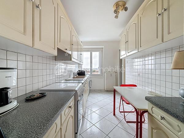 À la recherche d'un appartement familial, bien agencé et offrant de nombreux rangements ?

Situé au dernier étage, cet appartement traversant de près de 76 m² séduira les familles à la recherche d'un logement fonctionnel et bien pensé.

Il se compose d'une entrée, d'un séjour lumineux, d'une cuisine indépendante avec son espace buanderie/cellier, de trois chambres, d'un dressing, d'une salle d'eau ainsi que de WC séparés.

Vous profiterez également d'une cave et d'une place de parking privative, de véritables atouts au quotidien, sans oublier ses nombreux espaces de rangement qui facilitent la vie de toute la famille.

Quelques travaux de rafraîchissement permettront de révéler tout le potentiel de cet appartement, dont plusieurs pièces ont déjà été modernisées.

Implanté dans un environnement pratique, à proximité des écoles, des commerces, des transports et des principaux axes, il représente une belle opportunité pour celles et ceux qui recherchent un appartement fonctionnel, lumineux et offrant un beau potentiel.

N'hésitez pas à me contacter pour plus d'informations ou pour organiser une visite.