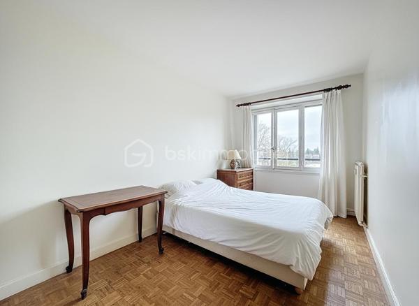 À la recherche d'un appartement familial, bien agencé et offrant de nombreux rangements ?

Situé au dernier étage, cet appartement traversant de près de 76 m² séduira les familles à la recherche d'un logement fonctionnel et bien pensé.

Il se compose d'une entrée, d'un séjour lumineux, d'une cuisine indépendante avec son espace buanderie/cellier, de trois chambres, d'un dressing, d'une salle d'eau ainsi que de WC séparés.

Vous profiterez également d'une cave et d'une place de parking privative, de véritables atouts au quotidien, sans oublier ses nombreux espaces de rangement qui facilitent la vie de toute la famille.

Quelques travaux de rafraîchissement permettront de révéler tout le potentiel de cet appartement, dont plusieurs pièces ont déjà été modernisées.

Implanté dans un environnement pratique, à proximité des écoles, des commerces, des transports et des principaux axes, il représente une belle opportunité pour celles et ceux qui recherchent un appartement fonctionnel, lumineux et offrant un beau potentiel.

N'hésitez pas à me contacter pour plus d'informations ou pour organiser une visite.