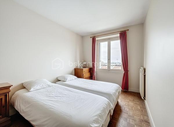À la recherche d'un appartement familial, bien agencé et offrant de nombreux rangements ?

Situé au dernier étage, cet appartement traversant de près de 76 m² séduira les familles à la recherche d'un logement fonctionnel et bien pensé.

Il se compose d'une entrée, d'un séjour lumineux, d'une cuisine indépendante avec son espace buanderie/cellier, de trois chambres, d'un dressing, d'une salle d'eau ainsi que de WC séparés.

Vous profiterez également d'une cave et d'une place de parking privative, de véritables atouts au quotidien, sans oublier ses nombreux espaces de rangement qui facilitent la vie de toute la famille.

Quelques travaux de rafraîchissement permettront de révéler tout le potentiel de cet appartement, dont plusieurs pièces ont déjà été modernisées.

Implanté dans un environnement pratique, à proximité des écoles, des commerces, des transports et des principaux axes, il représente une belle opportunité pour celles et ceux qui recherchent un appartement fonctionnel, lumineux et offrant un beau potentiel.

N'hésitez pas à me contacter pour plus d'informations ou pour organiser une visite.