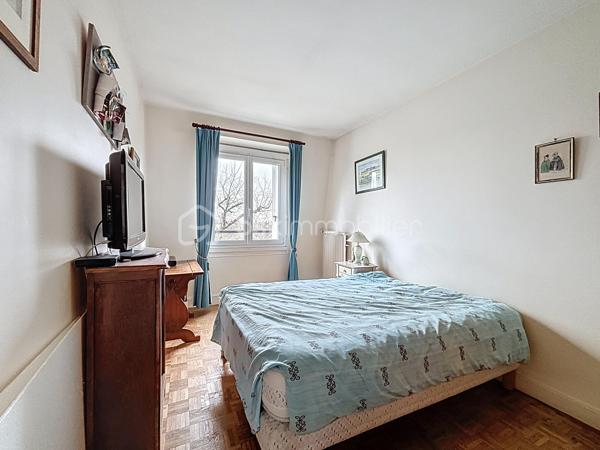 À la recherche d'un appartement familial, bien agencé et offrant de nombreux rangements ?

Situé au dernier étage, cet appartement traversant de près de 76 m² séduira les familles à la recherche d'un logement fonctionnel et bien pensé.

Il se compose d'une entrée, d'un séjour lumineux, d'une cuisine indépendante avec son espace buanderie/cellier, de trois chambres, d'un dressing, d'une salle d'eau ainsi que de WC séparés.

Vous profiterez également d'une cave et d'une place de parking privative, de véritables atouts au quotidien, sans oublier ses nombreux espaces de rangement qui facilitent la vie de toute la famille.

Quelques travaux de rafraîchissement permettront de révéler tout le potentiel de cet appartement, dont plusieurs pièces ont déjà été modernisées.

Implanté dans un environnement pratique, à proximité des écoles, des commerces, des transports et des principaux axes, il représente une belle opportunité pour celles et ceux qui recherchent un appartement fonctionnel, lumineux et offrant un beau potentiel.

N'hésitez pas à me contacter pour plus d'informations ou pour organiser une visite.
