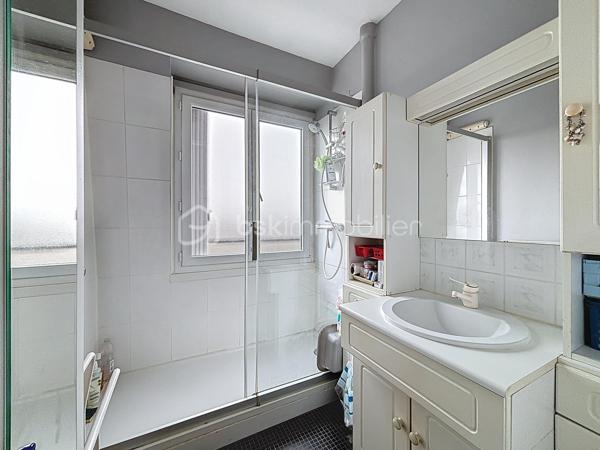 À la recherche d'un appartement familial, bien agencé et offrant de nombreux rangements ?

Situé au dernier étage, cet appartement traversant de près de 76 m² séduira les familles à la recherche d'un logement fonctionnel et bien pensé.

Il se compose d'une entrée, d'un séjour lumineux, d'une cuisine indépendante avec son espace buanderie/cellier, de trois chambres, d'un dressing, d'une salle d'eau ainsi que de WC séparés.

Vous profiterez également d'une cave et d'une place de parking privative, de véritables atouts au quotidien, sans oublier ses nombreux espaces de rangement qui facilitent la vie de toute la famille.

Quelques travaux de rafraîchissement permettront de révéler tout le potentiel de cet appartement, dont plusieurs pièces ont déjà été modernisées.

Implanté dans un environnement pratique, à proximité des écoles, des commerces, des transports et des principaux axes, il représente une belle opportunité pour celles et ceux qui recherchent un appartement fonctionnel, lumineux et offrant un beau potentiel.

N'hésitez pas à me contacter pour plus d'informations ou pour organiser une visite.