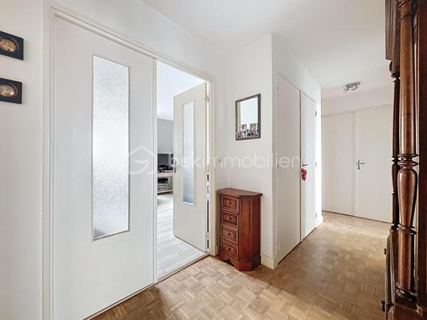 À la recherche d'un appartement familial, bien agencé et offrant de nombreux rangements ?

Situé au dernier étage, cet appartement traversant de près de 76 m² séduira les familles à la recherche d'un logement fonctionnel et bien pensé.

Il se compose d'une entrée, d'un séjour lumineux, d'une cuisine indépendante avec son espace buanderie/cellier, de trois chambres, d'un dressing, d'une salle d'eau ainsi que de WC séparés.

Vous profiterez également d'une cave et d'une place de parking privative, de véritables atouts au quotidien, sans oublier ses nombreux espaces de rangement qui facilitent la vie de toute la famille.

Quelques travaux de rafraîchissement permettront de révéler tout le potentiel de cet appartement, dont plusieurs pièces ont déjà été modernisées.

Implanté dans un environnement pratique, à proximité des écoles, des commerces, des transports et des principaux axes, il représente une belle opportunité pour celles et ceux qui recherchent un appartement fonctionnel, lumineux et offrant un beau potentiel.

N'hésitez pas à me contacter pour plus d'informations ou pour organiser une visite.