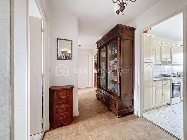 À la recherche d'un appartement familial, bien agencé et offrant de nombreux rangements ?

Situé au dernier étage, cet appartement traversant de près de 76 m² séduira les familles à la recherche d'un logement fonctionnel et bien pensé.

Il se compose d'une entrée, d'un séjour lumineux, d'une cuisine indépendante avec son espace buanderie/cellier, de trois chambres, d'un dressing, d'une salle d'eau ainsi que de WC séparés.

Vous profiterez également d'une cave et d'une place de parking privative, de véritables atouts au quotidien, sans oublier ses nombreux espaces de rangement qui facilitent la vie de toute la famille.

Quelques travaux de rafraîchissement permettront de révéler tout le potentiel de cet appartement, dont plusieurs pièces ont déjà été modernisées.

Implanté dans un environnement pratique, à proximité des écoles, des commerces, des transports et des principaux axes, il représente une belle opportunité pour celles et ceux qui recherchent un appartement fonctionnel, lumineux et offrant un beau potentiel.

N'hésitez pas à me contacter pour plus d'informations ou pour organiser une visite.