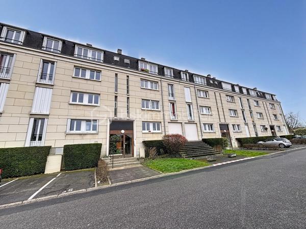 À la recherche d'un appartement familial, bien agencé et offrant de nombreux rangements ?

Situé au dernier étage, cet appartement traversant de près de 76 m² séduira les familles à la recherche d'un logement fonctionnel et bien pensé.

Il se compose d'une entrée, d'un séjour lumineux, d'une cuisine indépendante avec son espace buanderie/cellier, de trois chambres, d'un dressing, d'une salle d'eau ainsi que de WC séparés.

Vous profiterez également d'une cave et d'une place de parking privative, de véritables atouts au quotidien, sans oublier ses nombreux espaces de rangement qui facilitent la vie de toute la famille.

Quelques travaux de rafraîchissement permettront de révéler tout le potentiel de cet appartement, dont plusieurs pièces ont déjà été modernisées.

Implanté dans un environnement pratique, à proximité des écoles, des commerces, des transports et des principaux axes, il représente une belle opportunité pour celles et ceux qui recherchent un appartement fonctionnel, lumineux et offrant un beau potentiel.

N'hésitez pas à me contacter pour plus d'informations ou pour organiser une visite.