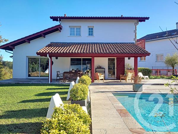 Maison à vendre  9 pièces - 246 m 2   ST PIERRE D IRUBE  - 64