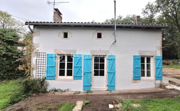 🏡 Coup de cœur – Maison avec grand terrain boisé à deux pas de la Charente – Voulême (86400)
Découvrez cette maison idéalement située au cœur du bourg pittoresque de Voulême, dans un environnement calme et verdoyant.
Elle offre 80 m² habitables et un superbe terrain de 2 360 m², parfait pour les amoureux de nature.

🌿 Un cadre de vie privilégié
Terrain composé d’un jardin de 460 m² et d’un bois privé de 1 900 m².

Grand hangar idéal pour stocker du bois ou aménager un espace de rangement.

Charmant chemin piéton permettant de rejoindre la Charente en quelques minutes.

🏠 La maison
Séjour lumineux équipé d’un insert.

Deux chambres avec accès direct au jardin.

Cuisine, salle d’eau, WC.

Garage attenant et grenier accessible depuis la cuisine.

Intérieur à rénover selon vos envies.

Façade récemment ravalée, un vrai plus pour l’extérieur.

📍 Localisation
À seulement quelques minutes de Civray et Ruffec, avec toutes les commodités : gare, écoles, commerces.
Un emplacement idéal pour une résidence principale ou une maison de vacances en Charente.
