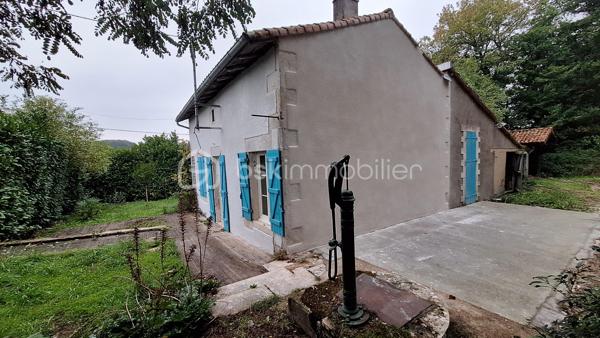 🏡 Coup de cœur – Maison avec grand terrain boisé à deux pas de la Charente – Voulême (86400)
Découvrez cette maison idéalement située au cœur du bourg pittoresque de Voulême, dans un environnement calme et verdoyant.
Elle offre 80 m² habitables et un superbe terrain de 2 360 m², parfait pour les amoureux de nature.

🌿 Un cadre de vie privilégié
Terrain composé d’un jardin de 460 m² et d’un bois privé de 1 900 m².

Grand hangar idéal pour stocker du bois ou aménager un espace de rangement.

Charmant chemin piéton permettant de rejoindre la Charente en quelques minutes.

🏠 La maison
Séjour lumineux équipé d’un insert.

Deux chambres avec accès direct au jardin.

Cuisine, salle d’eau, WC.

Garage attenant et grenier accessible depuis la cuisine.

Intérieur à rénover selon vos envies.

Façade récemment ravalée, un vrai plus pour l’extérieur.

📍 Localisation
À seulement quelques minutes de Civray et Ruffec, avec toutes les commodités : gare, écoles, commerces.
Un emplacement idéal pour une résidence principale ou une maison de vacances en Charente.