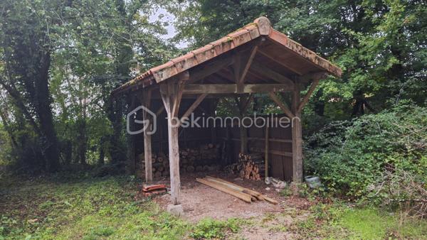 🏡 Coup de cœur – Maison avec grand terrain boisé à deux pas de la Charente – Voulême (86400)
Découvrez cette maison idéalement située au cœur du bourg pittoresque de Voulême, dans un environnement calme et verdoyant.
Elle offre 80 m² habitables et un superbe terrain de 2 360 m², parfait pour les amoureux de nature.

🌿 Un cadre de vie privilégié
Terrain composé d’un jardin de 460 m² et d’un bois privé de 1 900 m².

Grand hangar idéal pour stocker du bois ou aménager un espace de rangement.

Charmant chemin piéton permettant de rejoindre la Charente en quelques minutes.

🏠 La maison
Séjour lumineux équipé d’un insert.

Deux chambres avec accès direct au jardin.

Cuisine, salle d’eau, WC.

Garage attenant et grenier accessible depuis la cuisine.

Intérieur à rénover selon vos envies.

Façade récemment ravalée, un vrai plus pour l’extérieur.

📍 Localisation
À seulement quelques minutes de Civray et Ruffec, avec toutes les commodités : gare, écoles, commerces.
Un emplacement idéal pour une résidence principale ou une maison de vacances en Charente.
