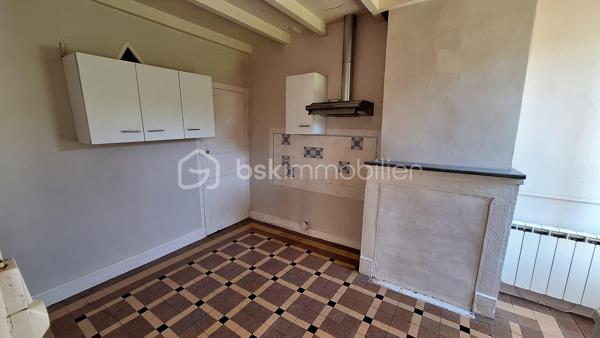🏡 Coup de cœur – Maison avec grand terrain boisé à deux pas de la Charente – Voulême (86400)
Découvrez cette maison idéalement située au cœur du bourg pittoresque de Voulême, dans un environnement calme et verdoyant.
Elle offre 80 m² habitables et un superbe terrain de 2 360 m², parfait pour les amoureux de nature.

🌿 Un cadre de vie privilégié
Terrain composé d’un jardin de 460 m² et d’un bois privé de 1 900 m².

Grand hangar idéal pour stocker du bois ou aménager un espace de rangement.

Charmant chemin piéton permettant de rejoindre la Charente en quelques minutes.

🏠 La maison
Séjour lumineux équipé d’un insert.

Deux chambres avec accès direct au jardin.

Cuisine, salle d’eau, WC.

Garage attenant et grenier accessible depuis la cuisine.

Intérieur à rénover selon vos envies.

Façade récemment ravalée, un vrai plus pour l’extérieur.

📍 Localisation
À seulement quelques minutes de Civray et Ruffec, avec toutes les commodités : gare, écoles, commerces.
Un emplacement idéal pour une résidence principale ou une maison de vacances en Charente.