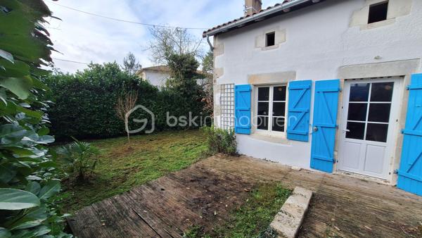 🏡 Coup de cœur – Maison avec grand terrain boisé à deux pas de la Charente – Voulême (86400)
Découvrez cette maison idéalement située au cœur du bourg pittoresque de Voulême, dans un environnement calme et verdoyant.
Elle offre 80 m² habitables et un superbe terrain de 2 360 m², parfait pour les amoureux de nature.

🌿 Un cadre de vie privilégié
Terrain composé d’un jardin de 460 m² et d’un bois privé de 1 900 m².

Grand hangar idéal pour stocker du bois ou aménager un espace de rangement.

Charmant chemin piéton permettant de rejoindre la Charente en quelques minutes.

🏠 La maison
Séjour lumineux équipé d’un insert.

Deux chambres avec accès direct au jardin.

Cuisine, salle d’eau, WC.

Garage attenant et grenier accessible depuis la cuisine.

Intérieur à rénover selon vos envies.

Façade récemment ravalée, un vrai plus pour l’extérieur.

📍 Localisation
À seulement quelques minutes de Civray et Ruffec, avec toutes les commodités : gare, écoles, commerces.
Un emplacement idéal pour une résidence principale ou une maison de vacances en Charente.
