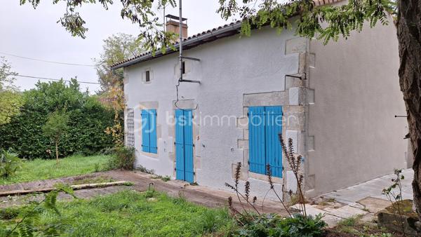 🏡 Coup de cœur – Maison avec grand terrain boisé à deux pas de la Charente – Voulême (86400)
Découvrez cette maison idéalement située au cœur du bourg pittoresque de Voulême, dans un environnement calme et verdoyant.
Elle offre 80 m² habitables et un superbe terrain de 2 360 m², parfait pour les amoureux de nature.

🌿 Un cadre de vie privilégié
Terrain composé d’un jardin de 460 m² et d’un bois privé de 1 900 m².

Grand hangar idéal pour stocker du bois ou aménager un espace de rangement.

Charmant chemin piéton permettant de rejoindre la Charente en quelques minutes.

🏠 La maison
Séjour lumineux équipé d’un insert.

Deux chambres avec accès direct au jardin.

Cuisine, salle d’eau, WC.

Garage attenant et grenier accessible depuis la cuisine.

Intérieur à rénover selon vos envies.

Façade récemment ravalée, un vrai plus pour l’extérieur.

📍 Localisation
À seulement quelques minutes de Civray et Ruffec, avec toutes les commodités : gare, écoles, commerces.
Un emplacement idéal pour une résidence principale ou une maison de vacances en Charente.