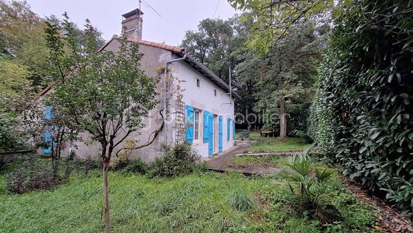 🏡 Coup de cœur – Maison avec grand terrain boisé à deux pas de la Charente – Voulême (86400)
Découvrez cette maison idéalement située au cœur du bourg pittoresque de Voulême, dans un environnement calme et verdoyant.
Elle offre 80 m² habitables et un superbe terrain de 2 360 m², parfait pour les amoureux de nature.

🌿 Un cadre de vie privilégié
Terrain composé d’un jardin de 460 m² et d’un bois privé de 1 900 m².

Grand hangar idéal pour stocker du bois ou aménager un espace de rangement.

Charmant chemin piéton permettant de rejoindre la Charente en quelques minutes.

🏠 La maison
Séjour lumineux équipé d’un insert.

Deux chambres avec accès direct au jardin.

Cuisine, salle d’eau, WC.

Garage attenant et grenier accessible depuis la cuisine.

Intérieur à rénover selon vos envies.

Façade récemment ravalée, un vrai plus pour l’extérieur.

📍 Localisation
À seulement quelques minutes de Civray et Ruffec, avec toutes les commodités : gare, écoles, commerces.
Un emplacement idéal pour une résidence principale ou une maison de vacances en Charente.