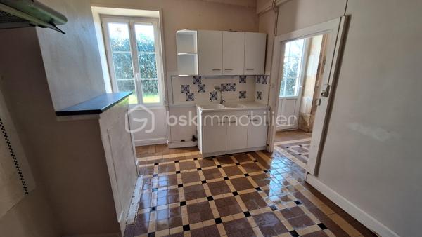🏡 Coup de cœur – Maison avec grand terrain boisé à deux pas de la Charente – Voulême (86400)
Découvrez cette maison idéalement située au cœur du bourg pittoresque de Voulême, dans un environnement calme et verdoyant.
Elle offre 80 m² habitables et un superbe terrain de 2 360 m², parfait pour les amoureux de nature.

🌿 Un cadre de vie privilégié
Terrain composé d’un jardin de 460 m² et d’un bois privé de 1 900 m².

Grand hangar idéal pour stocker du bois ou aménager un espace de rangement.

Charmant chemin piéton permettant de rejoindre la Charente en quelques minutes.

🏠 La maison
Séjour lumineux équipé d’un insert.

Deux chambres avec accès direct au jardin.

Cuisine, salle d’eau, WC.

Garage attenant et grenier accessible depuis la cuisine.

Intérieur à rénover selon vos envies.

Façade récemment ravalée, un vrai plus pour l’extérieur.

📍 Localisation
À seulement quelques minutes de Civray et Ruffec, avec toutes les commodités : gare, écoles, commerces.
Un emplacement idéal pour une résidence principale ou une maison de vacances en Charente.