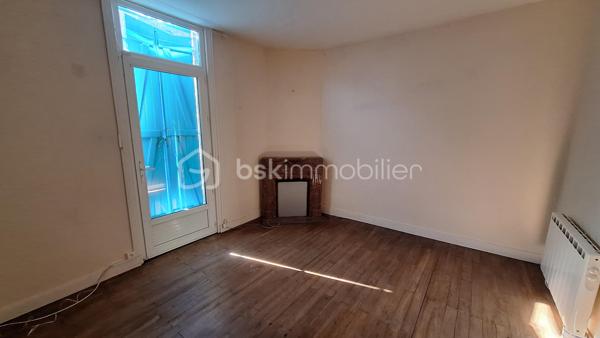 🏡 Coup de cœur – Maison avec grand terrain boisé à deux pas de la Charente – Voulême (86400)
Découvrez cette maison idéalement située au cœur du bourg pittoresque de Voulême, dans un environnement calme et verdoyant.
Elle offre 80 m² habitables et un superbe terrain de 2 360 m², parfait pour les amoureux de nature.

🌿 Un cadre de vie privilégié
Terrain composé d’un jardin de 460 m² et d’un bois privé de 1 900 m².

Grand hangar idéal pour stocker du bois ou aménager un espace de rangement.

Charmant chemin piéton permettant de rejoindre la Charente en quelques minutes.

🏠 La maison
Séjour lumineux équipé d’un insert.

Deux chambres avec accès direct au jardin.

Cuisine, salle d’eau, WC.

Garage attenant et grenier accessible depuis la cuisine.

Intérieur à rénover selon vos envies.

Façade récemment ravalée, un vrai plus pour l’extérieur.

📍 Localisation
À seulement quelques minutes de Civray et Ruffec, avec toutes les commodités : gare, écoles, commerces.
Un emplacement idéal pour une résidence principale ou une maison de vacances en Charente.